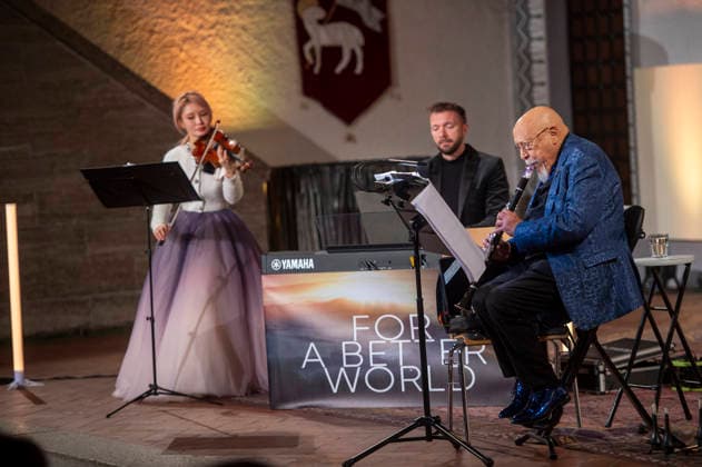 Konzert Feidmann 2026 - Chemnitz: Giora Feidmann gastierte in der Lutherkirche Chemnitz,. Er bringt mit seiner Tour For a Better World 2026 ein einzigartiges musikalisches Erlebnis auf die Bühne. Giora Feidman ist Klarinettist und Instrumentalsolist der Klezmer-Musik. Aufgrund seiner Erfolge in der Musik wird er als König des Klezmer bezeichnet. Der in Argentinien geborene Musiker feiert am Mittwoch seinen 90. Geburtstag.