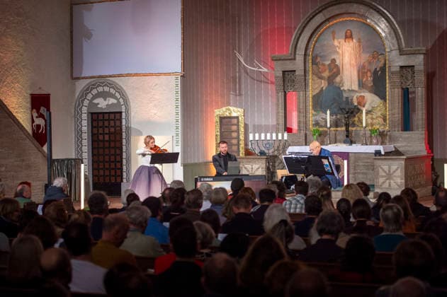 Konzert Feidmann 2026 - Chemnitz: Giora Feidmann gastierte in der Lutherkirche Chemnitz,. Er bringt mit seiner Tour For a Better World 2026 ein einzigartiges musikalisches Erlebnis auf die Bühne. Giora Feidman ist Klarinettist und Instrumentalsolist der Klezmer-Musik. Aufgrund seiner Erfolge in der Musik wird er als König des Klezmer bezeichnet. Der in Argentinien geborene Musiker feiert am Mittwoch seinen 90. Geburtstag.