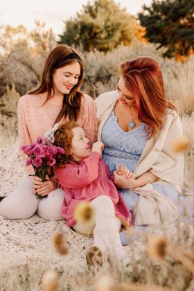 Happy mother and daughters in golden field Boise, Idaho, United States CR_PHZD260312-1977362-01 ,model released, Symbolfoto