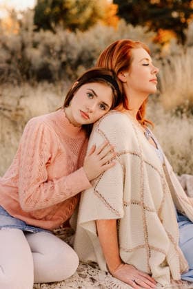 Tender bonding moment between mother and teen Boise, Idaho, United States CR_PHZD260312-1977551-01 ,model released, Symbolfoto
