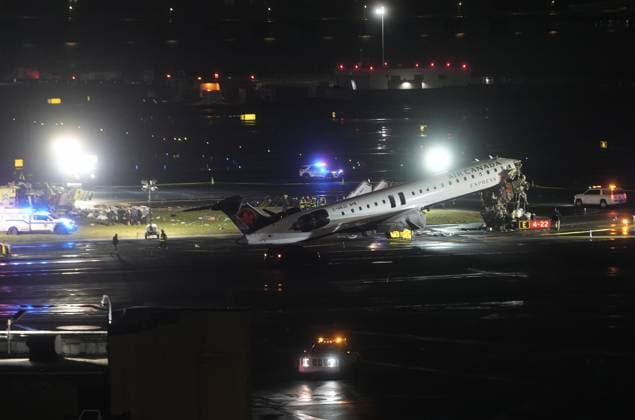 Air Canada plane collides with fire truck at LaGuardia, killing 2, injuring others NEW YORK, UNITED STATES - MARCH 23: Passenger plane collides with a fire truck while landing at LaGuardia Airport, killing the pilot and copilot and injuring two others on March 23, 2026, in New York, United States. Selcuk Acar Anadolu New York United States. Editorial use only. Please get in touch for any other usage. Copyright: x2026xAnadoluxSelcukxAcarx