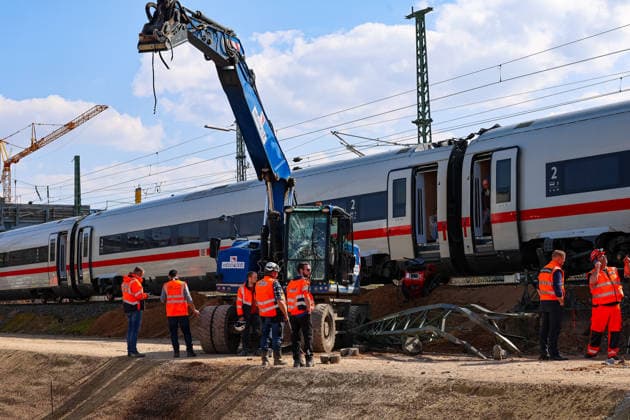 ICE kollidiert mit Bagger 610 Fahrgäste an Bord Baggerfahrer verletzt Am 23.03.2026 ist ein ICE auf der Strecke Hanau Fulda im Bereich des Bahnhofs Gelnhausen mit einem Bagger zusammengestoßen. An Bord befinden sich 610 Fahrgäste. Nach ersten Meldungen ist der Baggerfahrer verletzt worden. Ein Hubschrauber der Bundespolizei ist vor Ort, eine Diesellok soll den ICE abschleppen. Der Zug ist beschädigt und nicht mehr fahrbereit. Gelnhausen Hessen Deutschland *** ICE collides with excavator 610 passengers on board Excavator driver injured On 23 March 2026, an ICE on the Hanau Fulda line collided with an excavator near Gelnhausen station There are 610 passengers on board According to initial reports, the excavator driver was inj