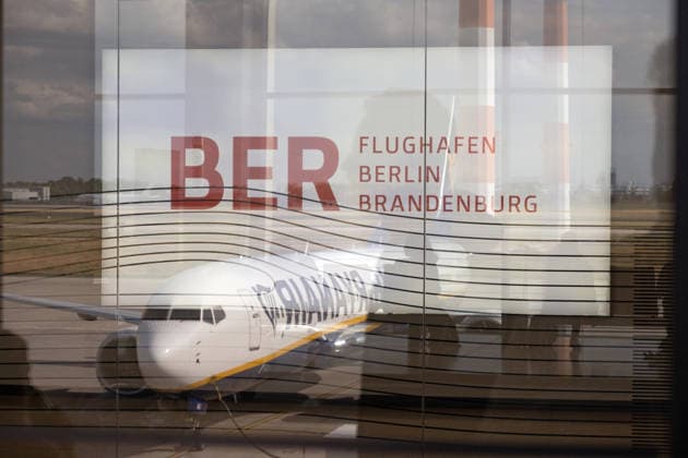 16.06.2025, Schoenefeld, Brandenburg, GER - Flugzeug der Ryanair spiegelt sich am Flughafen BER in der Glasfassade des Terminals. (Airline, Alltag, BER, Billigflieger, Billigfluggesellschaft, Brandenburg, deutsch, Deutschland, Europa, europaeisch, Fernreise, Flieger, Fluggesellschaft, Flughafen Berlin Brandenburg, Fluglinie, Flugreise, Flugtechnik, Flugverkehr, Flugzeug, Glas, Glasfassade, innen, Innenaufnahme, Jahreszeit, Luftfahrt, Luftfahrtgesellschaft, Luftfahrtunternehmen, Luftverkehr, Passagierflugzeug, Passagiermaschine, QF, Querformat, Reflexion, Reise, Ryanair, Schild, Schoenefeld, Sommer, spiegeln, Spiegelung, Tourismus, Transport, Unternehmen, Verkehr, Verkehrsflugzeug, Verkehrsmaschine, verreisen, Westeuropa, Wirtschaft, zivile