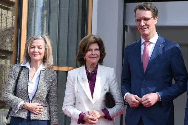 Ministerpräsident Hendrik Wüst empfängt Ihre Majestät Königin Silvia von Schweden am 23.03.2026 in der Staatskanzlei in Düsseldorf Veronika Wand-Danielsson ( Botschafterin Schedens in der BRD ), links - Königin Silvia von Schweden, mitte - Hendrik Wüst ( Ministerpräsident Nordrhein-Westfalen ), rechts