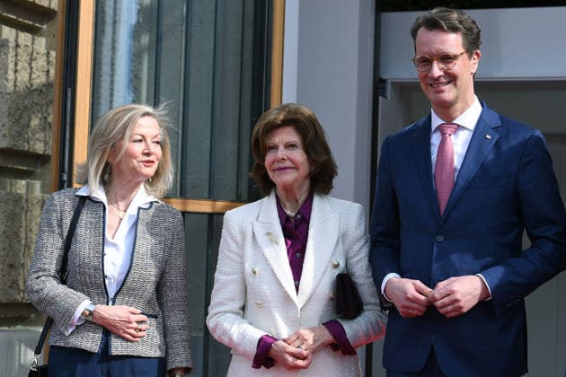 Ministerpräsident Hendrik Wüst empfängt Ihre Majestät Königin Silvia von Schweden am 23.03.2026 in der Staatskanzlei in Düsseldorf Veronika Wand-Danielsson ( Botschafterin Schedens in der BRD ), links - Königin Silvia von Schweden, mitte - Hendrik Wüst ( Ministerpräsident Nordrhein-Westfalen ), rechts