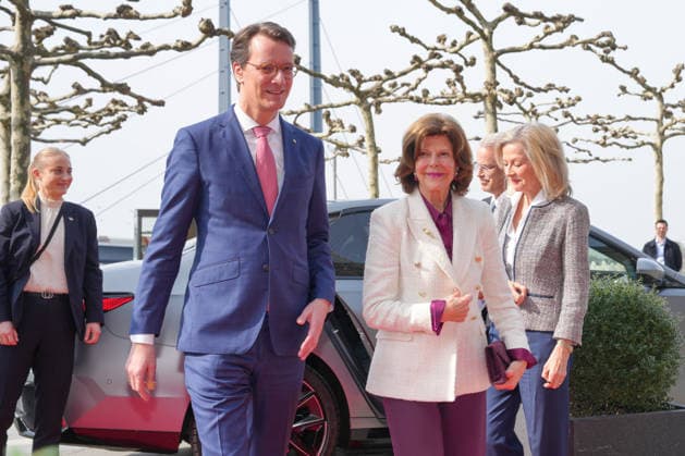 NRW Ministerpraesident Wuest begruesst Koenigin SIlvia von Schweden NRW Ministerpraesident Hendrik Wuest gemeinsam mit Koenigin Silvia von Schweden und Botschafterin Veronika Wand-Danielsson an der NRW Staatskanzlei in, Duesseldorf, 23.03.2026 Duesseldorf NRW Deutschland