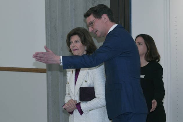 Ministerpräsident Hendrik Wüst empfängt Ihre Majestät Königin Silvia von Schweden am 23.03.2026 in der Staatskanzlei in Düsseldorf Hendrik Wüst ( Ministerpräsident Nordrhein-Westfalen ), vorne - Königin Silvia von Schweden, hinten