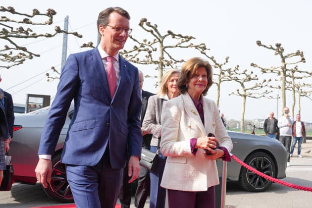 NRW Ministerpraesident Wuest begruesst Koenigin SIlvia von Schweden NRW Ministerpraesident Hendrik Wuest empfaengt Koenigin Silvia von Schweden in der NRW Staatskanzlei in, Duesseldorf, 23.03.2026 Duesseldorf NRW Deutschland