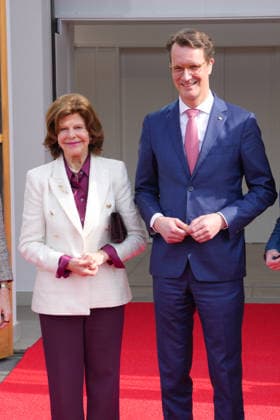 NRW Ministerpraesident Wuest begruesst Koenigin SIlvia von Schweden NRW Ministerpraesident Hendrik Wuest gemeinsam mit Koenigin Silvia von Schweden vor der NRW Staatskanzlei in, Duesseldorf, 23.03.2026 Duesseldorf NRW Deutschland