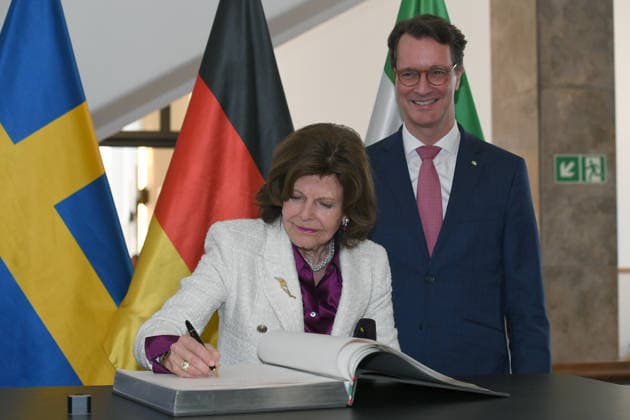 Ministerpräsident Hendrik Wüst empfängt Ihre Majestät Königin Silvia von Schweden am 23.03.2026 in der Staatskanzlei in Düsseldorf Königin Silvia von Schweden, vorne -Hendrik Wüst ( Ministerpräsident Nordrhein-Westfalen ), hinten