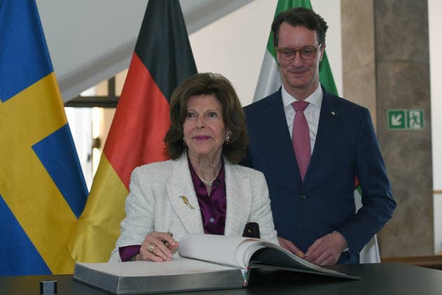 Ministerpräsident Hendrik Wüst empfängt Ihre Majestät Königin Silvia von Schweden am 23.03.2026 in der Staatskanzlei in Düsseldorf Königin Silvia von Schweden, vorne -Hendrik Wüst ( Ministerpräsident Nordrhein-Westfalen ), hinten