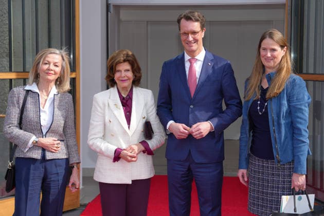 NRW Ministerpraesident Wuest begruesst Koenigin SIlvia von Schweden NRW Ministerpraesident Hendrik Wuest gemeinsam mit Koenigin Silvia von Schweden, Botschafterin Veronika Wand-Danielsson und einer Dolmetscherin vor der NRW Staatskanzlei in, Duesseldorf, 23.03.2026 Duesseldorf NRW Deutschland