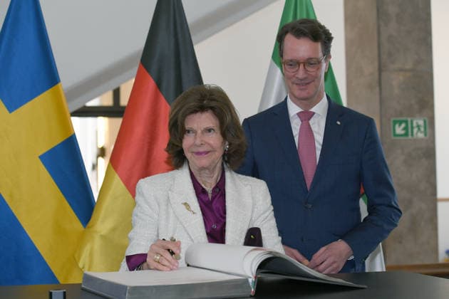 Ministerpräsident Hendrik Wüst empfängt Ihre Majestät Königin Silvia von Schweden am 23.03.2026 in der Staatskanzlei in Düsseldorf Königin Silvia von Schweden, vorne -Hendrik Wüst ( Ministerpräsident Nordrhein-Westfalen ), hinten