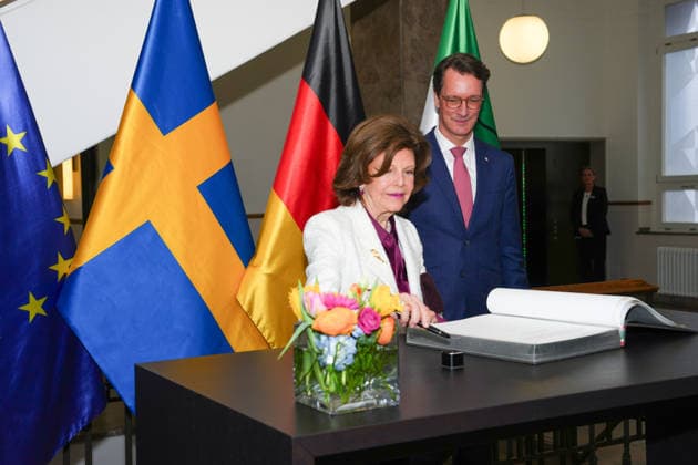 NRW Ministerpraesident Wuest begruesst Koenigin SIlvia von Schweden Koenigin Silvia von Schweden traegt sich in das goldene Buch der Staatskanzlei daneben NRW Ministerpraesident Hendrik Wuest Duesseldorf, 23.03.2026 Duesseldorf NRW Deutschland
