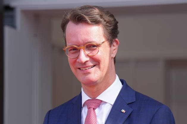 NRW Ministerpraesident Wuest begruesst Koenigin SIlvia von Schweden NRW Ministerpraesident Hendrik Wuest im Portrait vor der NRW Staatskanzlei in, Duesseldorf, 23.03.2026 Duesseldorf NRW Deutschland *** NRW State Premier Wuest greets Queen SIlvia of Sweden NRW State Premier Hendrik Wuest in portrait in front of the NRW State Chancellery in, Duesseldorf, 23 03 2026 Duesseldorf NRW Germany