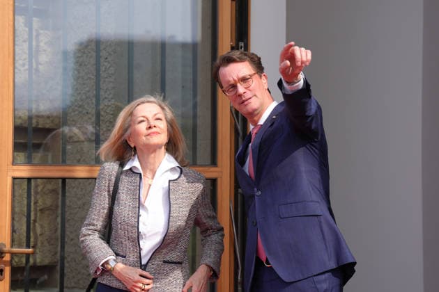 NRW Ministerpraesident Wuest begruesst Koenigin SIlvia von Schweden NRW Ministerpraesident Hendrik Wuest gemeinsam mit der schwedischen Botschafterin in Deutschland Veronika Wand-Danielsson zeigt er ihr umliegende Bauarbeiten vor der NRW Staatskanzlei in, Duesseldorf, 23.03.2026 Duesseldorf NRW Deutschland