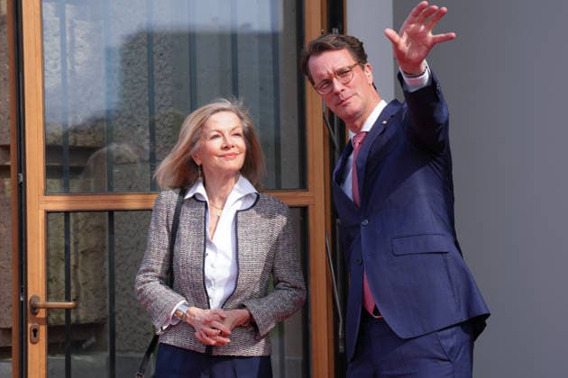 NRW Ministerpraesident Wuest begruesst Koenigin SIlvia von Schweden NRW Ministerpraesident Hendrik Wuest gemeinsam mit der schwedischen Botschafterin in Deutschland Veronika Wand-Danielsson zeigt er ihr umliegende Bauarbeiten vor der NRW Staatskanzlei in, Duesseldorf, 23.03.2026 Duesseldorf NRW Deutschland