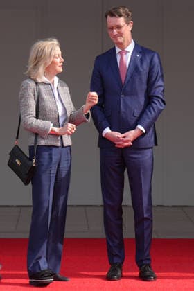 NRW Ministerpraesident Wuest begruesst Koenigin SIlvia von Schweden NRW Ministerpraesident Hendrik Wuest gemeinsam mit der schwedischen Botschafterin in Deutschland Veronika Wand-Danielsson vor der NRW Staatskanzlei in, Duesseldorf, 23.03.2026 Duesseldorf NRW Deutschland