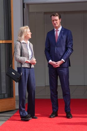 NRW Ministerpraesident Wuest begruesst Koenigin SIlvia von Schweden NRW Ministerpraesident Hendrik Wuest gemeinsam mit der schwedischen Botschafterin in Deutschland Veronika Wand-Danielsson vor der NRW Staatskanzlei in, Duesseldorf, 23.03.2026 Duesseldorf NRW Deutschland
