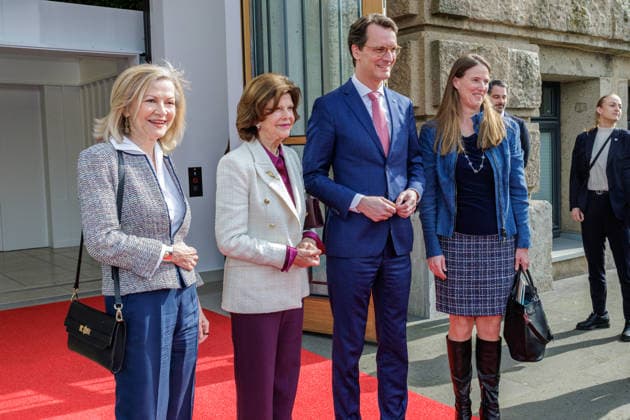 23.03.2026. Düsseldorf. NRW-Ministerpräsident Hendrik Wüst empfängt Ihre Majestät Königin Silvia von Schweden in der Staatskanzlei. Düsseldorf Staatskanzlei Nordrhein-Westfalen Deutschland