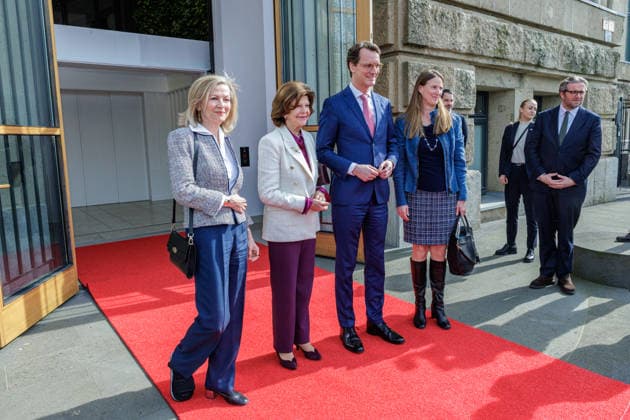23.03.2026. Düsseldorf. NRW-Ministerpräsident Hendrik Wüst empfängt Ihre Majestät Königin Silvia von Schweden in der Staatskanzlei. Düsseldorf Staatskanzlei Nordrhein-Westfalen Deutschland