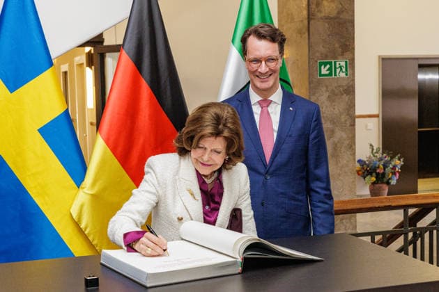 23.03.2026. Düsseldorf. NRW-Ministerpräsident Hendrik Wüst empfängt Ihre Majestät Königin Silvia von Schweden in der Staatskanzlei. Düsseldorf Staatskanzlei Nordrhein-Westfalen Deutschland