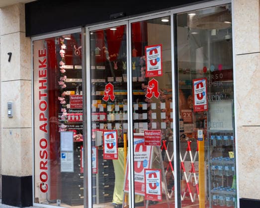 23.03.2026, Deutschland, NRW, Gesundheitswesen, Apotheken, Apothekensterben, Geschlossene Apotheke in Dortmund, bundesweiter Protesttag, Protest, Protestplakate, Apotheker-Honorare, Vergütung, Apotheken-Sterben, Schliessungen, Deutschland *** 23 03 2026, Germany, NRW, healthcare, pharmacies, pharmacy deaths, closed pharmacy in Dortmund, nationwide day of protest, protest, protest posters, pharmacist fees, remuneration, pharmacies dying, closures, Germany Copyright: xD.xKerlekin SnowfieldxPhotographyx SF230326ApothekeD8