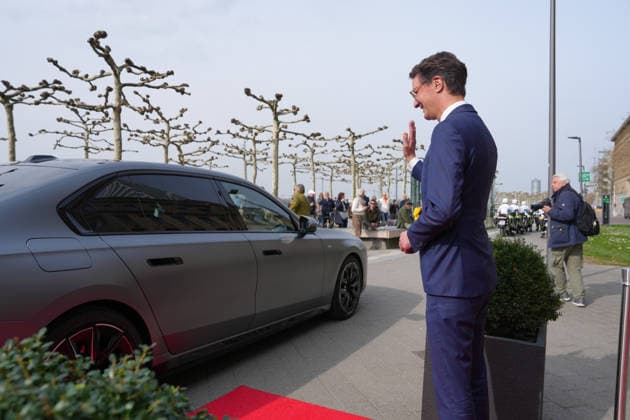 NRW Ministerpraesident Wuest begruesst Koenigin SIlvia von Schweden NRW Ministerpraesident Hendrik Wuest verabschiedet Koenigin Silvia von Schweden am Auto nach ihrem Besuch in der NRW Staatskanzlei in, Duesseldorf, 23.03.2026 Duesseldorf NRW Deutschland