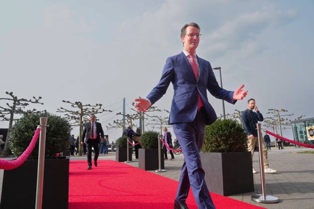 NRW Ministerpraesident Wuest begruesst Koenigin SIlvia von Schweden NRW Ministerpraesident Hendrik Wuest schreitet gelassen und gut gelaunt ueber den roten Teppich nach dem Besuch von Koenigin Silvia von Schweden in der NRW Staatskanzlei in Duesseldorf, 23.03.2026 Duesseldorf NRW Deutschland