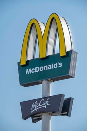 Nitra, Slowakei ? 15. März 2026 ? McDonald?s McCafé-Schild. Außenansicht einer McDonald?s-Filiale in Nitra, Slowakei. Nitra, Slovakia - March, 15, 2026 - Mcdonald s McCafe signboard. Exterior of McDonald s Store in Nitra. Slovakia. (License=RM) Copyright: xZoonar.com StefanxSutkax 24813025