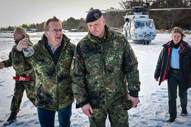 Nato-Landungsoperation-Übung Steadfast Dart an der deutschen Ostseeküste ** NUR FÜR REDAKTIONELLE ZWECKE ** EDITORIAL USE ONLY **<p>Nato übt mit der Übunfg Steadfast Dart schnelle Truppenverstärkung aus dem Süden. Mit einer Landungsoperation an der deutschen Ostseeküste übt die Nato eine schnelle Verstärkung durch Bündnispartner. Dazu werden türkische und Spanische Soldaten, Waffen und Material nach einer Seepassage über den Truppenübungsplatz Putlos in Schleswig-Holstein an Land gebracht. Das laufende Manöver wird als größte Nato-Übung in diesem Jahr bezeichnet. Die spanisch-türkische Flotte erreicht die Ostseeküste Schleswig-Holsteins und führt auf dem Truppenübungsplatz Putlos eine amphibische Landeoperation durch. Copyright: MaurizioxGambarini doc84mob58o4eq1hjqij1kvg ,EDITORIAL USE ONLY