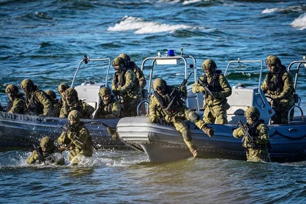 Nato-Landungsoperation-Übung Steadfast Dart an der deutschen Ostseeküste ** NUR FÜR REDAKTIONELLE ZWECKE ** EDITORIAL USE ONLY **<p>Nato übt mit der Übunfg Steadfast Dart schnelle Truppenverstärkung aus dem Süden. Mit einer Landungsoperation an der deutschen Ostseeküste übt die Nato eine schnelle Verstärkung durch Bündnispartner. Dazu werden türkische und Spanische Soldaten, Waffen und Material nach einer Seepassage über den Truppenübungsplatz Putlos in Schleswig-Holstein an Land gebracht. Das laufende Manöver wird als größte Nato-Übung in diesem Jahr bezeichnet. Die spanisch-türkische Flotte erreicht die Ostseeküste Schleswig-Holsteins und führt auf dem Truppenübungsplatz Putlos eine amphibische Landeoperation durch. Copyright: MaurizioxGambarini doc84mnuf38kb71ng8h0169v ,EDITORIAL USE ONLY
