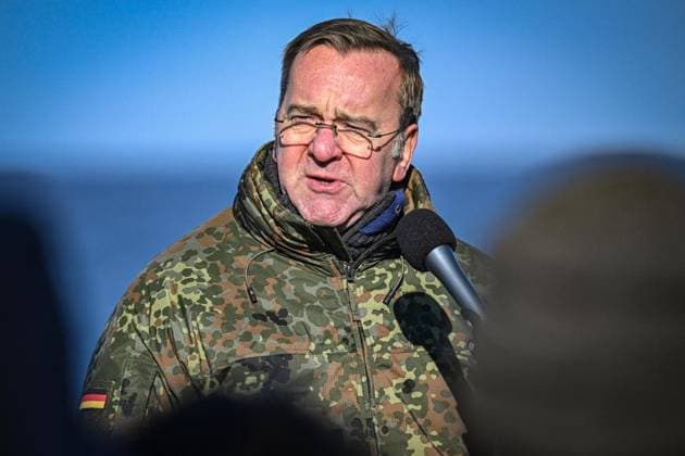 Nato-Landungsoperation-Übung Steadfast Dart an der deutschen Ostseeküste ** NUR FÜR REDAKTIONELLE ZWECKE ** EDITORIAL USE ONLY **<p>Nato übt mit der Übunfg Steadfast Dart schnelle Truppenverstärkung aus dem Süden. Mit einer Landungsoperation an der deutschen Ostseeküste übt die Nato eine schnelle Verstärkung durch Bündnispartner. Dazu werden türkische und Spanische Soldaten, Waffen und Material nach einer Seepassage über den Truppenübungsplatz Putlos in Schleswig-Holstein an Land gebracht. Das laufende Manöver wird als größte Nato-Übung in diesem Jahr bezeichnet. Die spanisch-türkische Flotte erreicht die Ostseeküste Schleswig-Holsteins und führt auf dem Truppenübungsplatz Putlos eine amphibische Landeoperation durch. Copyright: MaurizioxGambarini doc84mnka91rac1lom9fr1s ,EDITORIAL USE ONLY