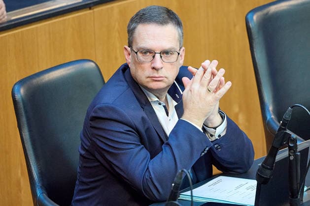- Wien 23.03.2025 - Nationalrat Sondersitzung - Heute fand , auf Antrag der FPÖ, im österreichischen Parlament ein Sondersitzung des Nationalrarts statt. Thema waren die geplanten Eingriffe der Regierung Spritpreise und Energiepreise die aufgrund des Kriegs zwischen der USA und Israel gegen den Iran. PHOTO: ÖVP Klubobmann August Wöginger während der Sitzung. Vienna (AUSTRIA) - Special session of the National Council - a special session of the National Council took place today in the Austrian Parliament. The topic was the government s planned interventions in fuel and energy prices due to the war between the USA and Israel against Iran. OVP, SPO, Oevp, SPOe, FPO, FPOe, Sondersitzung, Teuerung, Ölkrise, Preisanstieg, Preiseingriff, Be 