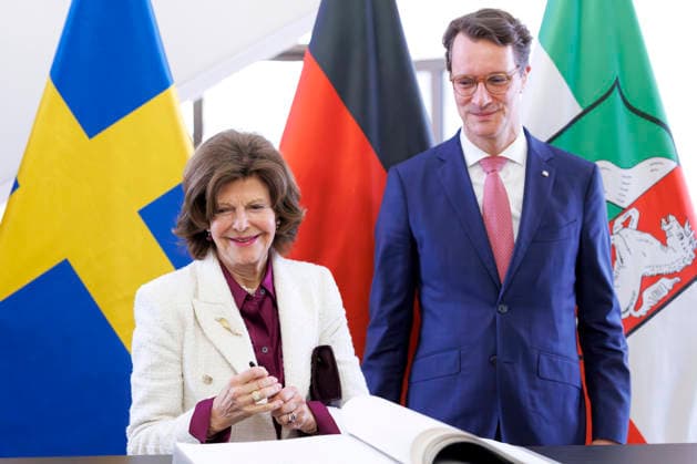 Königin Silvia von Schweden und NRW-Ministerpräsident Hendrik Wüst (CDU) bei ihrem Besuch in der Staatskanzlei Düsseldorf. Düsseldorf, 23.03.2026 NRW Deutschland Copyright: xChristophxHardtx
