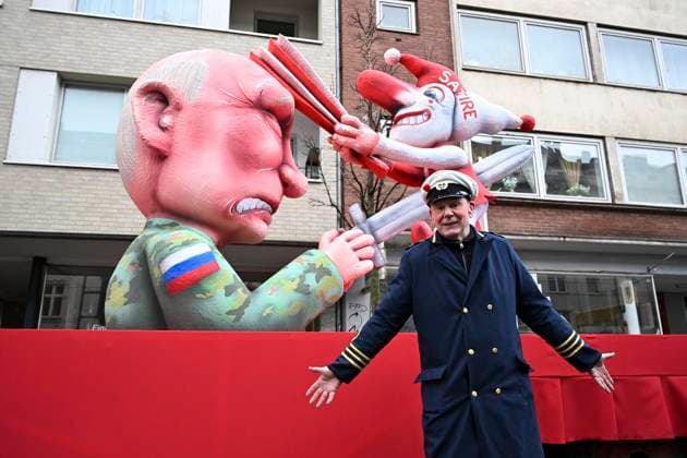 Wagenbauer Jacques Tilly am Rosenmontagsumzug in Düsseldorf ** NUR FÜR REDAKTIONELLE ZWECKE ** EDITORIAL USE ONLY **<p>Wagenbauer Jacques Tilly am Rosenmontagsumzug am 16.02.2026 in Düsseldorf. Deutschland NRW Düsseldorf Copyright: AndreasxBuck *** Float builder Jacques Tilly at the Rose Monday parade in Düsseldorf FOR EDITORIAL PURPOSES ONLY p Float builder Jacques Tilly at the Rose Monday parade on 16 02 2026 in Düsseldorf Germany NRW Düsseldorf Copyright AndreasxBuck Copyright: AndreasxBuck doc84ll0de8ehx2985cm7b ,EDITORIAL USE ONLY