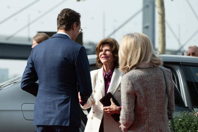 Hendrik WUEST, Wüst, CDU, Ministerpraesident des Landes Nordrhein-Westfalen, begruesst Koenigin SILVIA von SCHWEDEN, rechts Viktoria WAND-DANIELSSON, schwedische Botschafterin in Deutschland, in der Staatskanzleir in Duesseldorf am 23.03.2026