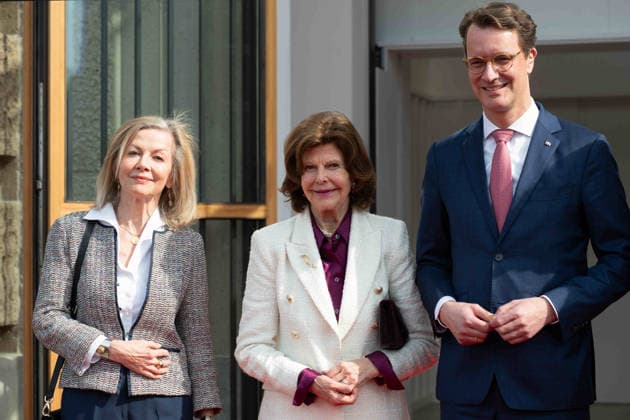 Hendrik WUEST, Wüst, CDU, Ministerpraesident des Landes Nordrhein-Westfalen, begruesst Koenigin SILVIA von SCHWEDEN, links Viktoria WAND-DANIELSSON, schwedische Botschafterin in Deutschland, in der Staatskanzleir in Duesseldorf am 23.03.2026