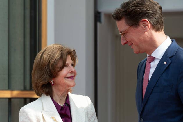 Hendrik WUEST, Wüst, CDU, Ministerpraesident des Landes Nordrhein-Westfalen, begruesst Koenigin SILVIA von SCHWEDEN, in der Staatskanzleir in Duesseldorf am 23.03.2026