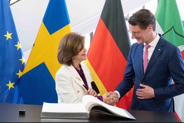 Koenigin SILVIA von SCHWEDEN, traegt sich in das goldene Buch der Landesregierung ein, Hendrik WUEST, Wüst, CDU, Ministerpraesident des Landes Nordrhein-Westfalen, begruesst Koenigin SILVIA von SCHWEDEN, in der Staatskanzleir in Duesseldorf am 23.03.2026