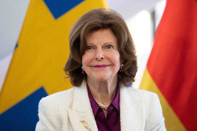 Koenigin SILVIA von SCHWEDEN, traegt sich in das goldene Buch der Landesregierung ein, Hendrik WUEST, Wüst, CDU, Ministerpraesident des Landes Nordrhein-Westfalen, begruesst Koenigin SILVIA von SCHWEDEN, in der Staatskanzleir in Duesseldorf am 23.03.2026