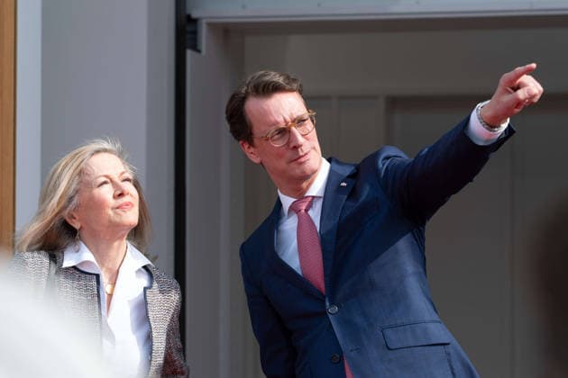 Hendrik WUEST, Wüst, CDU, Ministerpraesident des Landes Nordrhein-Westfalen, links Viktoria WAND-DANIELSSON, schwedische Botschafterin in Deutschland, in der Staatskanzleir in Duesseldorf am 23.03.2026