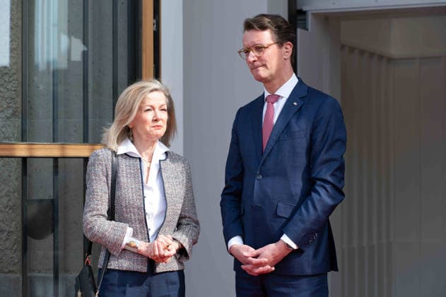 Hendrik WUEST, Wüst, CDU, Ministerpraesident des Landes Nordrhein-Westfalen, links Viktoria WAND-DANIELSSON, schwedische Botschafterin in Deutschland, in der Staatskanzleir in Duesseldorf am 23.03.2026