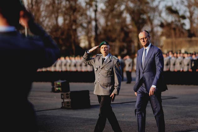 (R-L) Friedrich Merz (CDU), Bundeskanzler, und Maik Teichgraeber, Oberstleutnant und Kommandeur Wachbataillon BMVg, aufgenommen im Rahmen der Verleihung vom Fahnenband des Bundeskanzlers an das Wachbataillon beim Bundesministerium der Verteidigung in der Julius-Leber-Kaserne in Berlin, 23.03.2026. Berlin Deutschland *** R L Friedrich Merz CDU , Federal Chancellor, and Maik Teichgraeber, Lieutenant Colonel and Commander Guard Battalion BMVg, photographed during the presentation of the Federal Chancellors flag ribbon to the Guard Battalion at the Federal Ministry of Defense in the Julius Leber Barracks in Berlin, 23 03 2026 Berlin Germany Copyright: xFlorianxGaertnerx