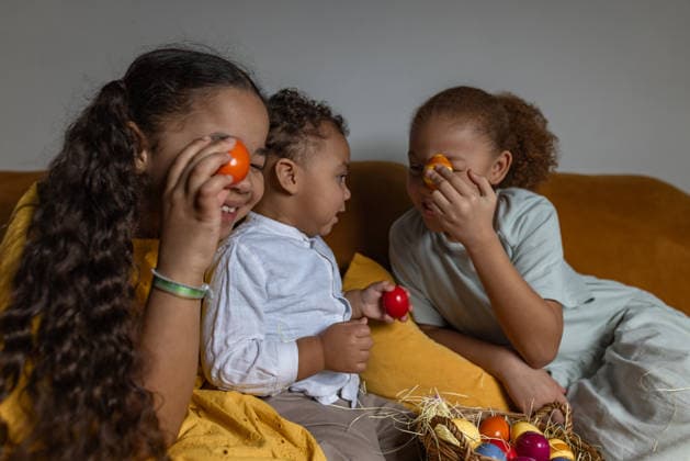 IMAGO Creative, Ostern, Bräuche, Eiersuche #2 Children painting Easter eggs together at home during spring celebration model released, Symbolfoto property released, Mainz RLP Germany Katzenberg 30 ALPF00111