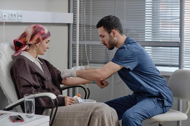 Nurse administering IV therapy to cancer patient during chemotherapy model released, Symbolfoto property released, KPEF01281