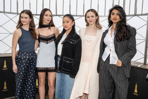 March 23, 2026, New York, New York, USA: MILLICENT SIMMONDS, MADDIE ZIEGLER, LANA CONDOR, IRIS APATOW and AVANTIKA VANDANAPU visit the Empire State Building in New York for a photo opportunity to celebrate the premiere of Pretty Lethal on Prime Video. 23 March 2026 New York USA  - ZUMAa265 20260323_zep_a265_026 Copyright: xEricxAcquayex