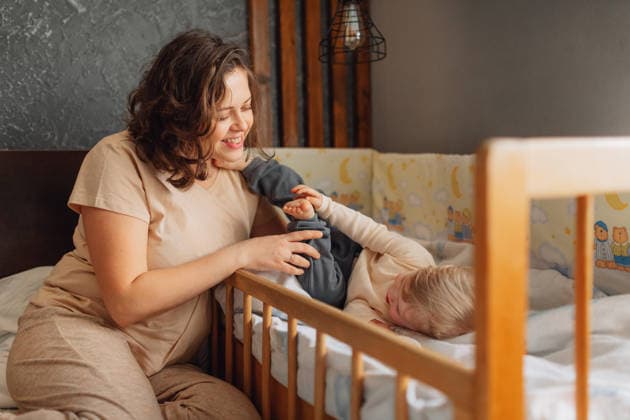 Mother and child enjoying playful bedtime routine in cozy home model released, Symbolfoto, NASF00207