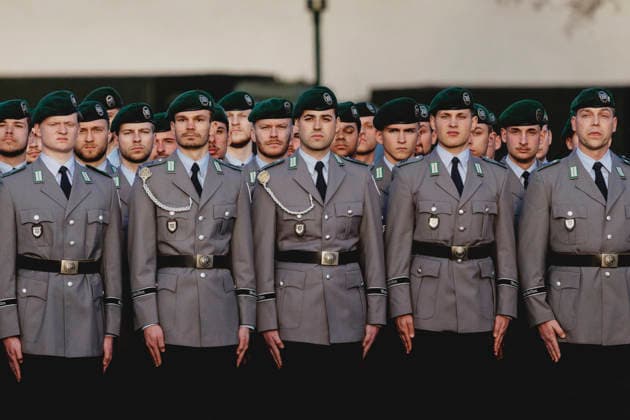 Soldaten des Wachbataillon, aufgenommen im Rahmen der Verleihung vom Fahnenband des Bundeskanzlers an das Wachbataillon beim Bundesministerium der Verteidigung in der Julius-Leber-Kaserne in Berlin, 23.03.2026. Berlin Deutschland *** Soldiers of the guard battalion, taken during the presentation of the Federal Chancellors flag ribbon to the guard battalion at the Federal Ministry of Defense in the Julius Leber barracks in Berlin, 23 03 2026 Berlin Germany Copyright: xFlorianxGaertnerx