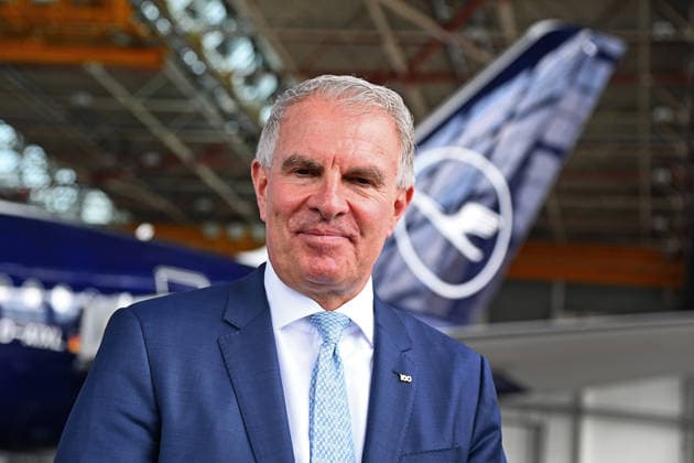 Carsten SPOHR (Vorstandsvorsitzender Lufthansa) vor dem Lufthansa Jet Airbus A 350 - 900 Rostock. Einzelbild,angeschnittenes Einzelmotiv,Portraet,Portrait,Porträt Jubilaeum 100 Jahre Lufthansa am 23.03.2026 im Flugzeughangar Flight Operation Center am Flughafen Franz Josef Strauss in Muenchen.